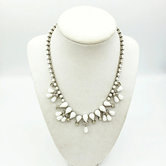 Vintage Kramer Milk Glass White & Silver Mid-Century Era Necklace - Picture 2 of 3